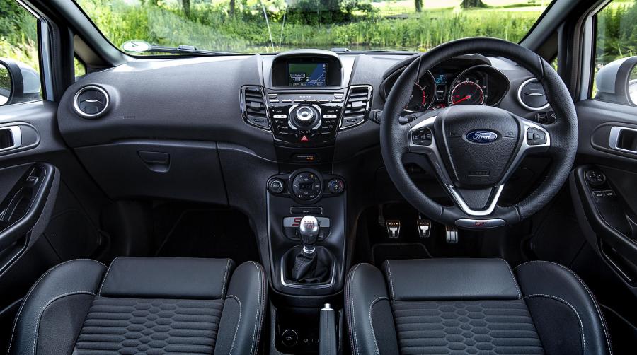  Ford Fiesta ST200 2016 года  (UK) (фото 22 из 31)